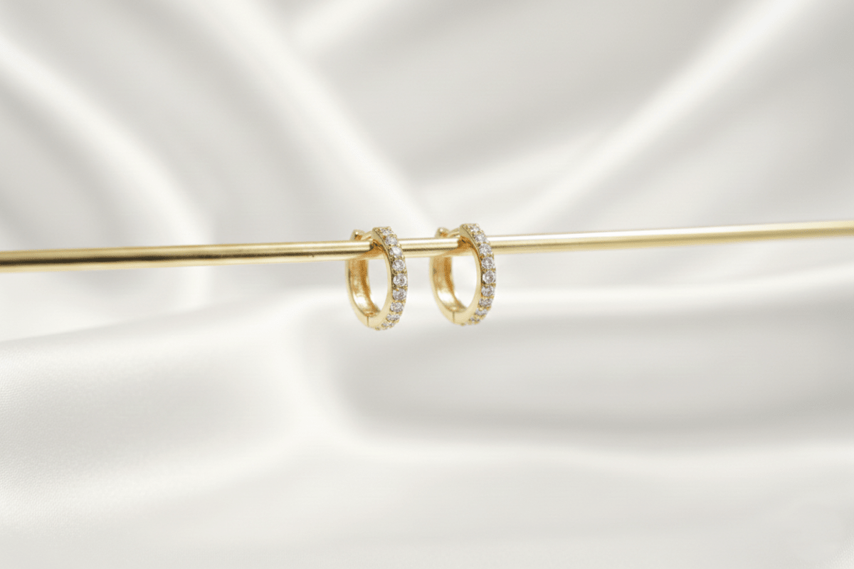 CANDONGA CON REBORDE EN ZIRCONES PEQUEÑA-CANDONGAS-JOYERIA D'ORÉ-ORO LAMINADO 18K CALI