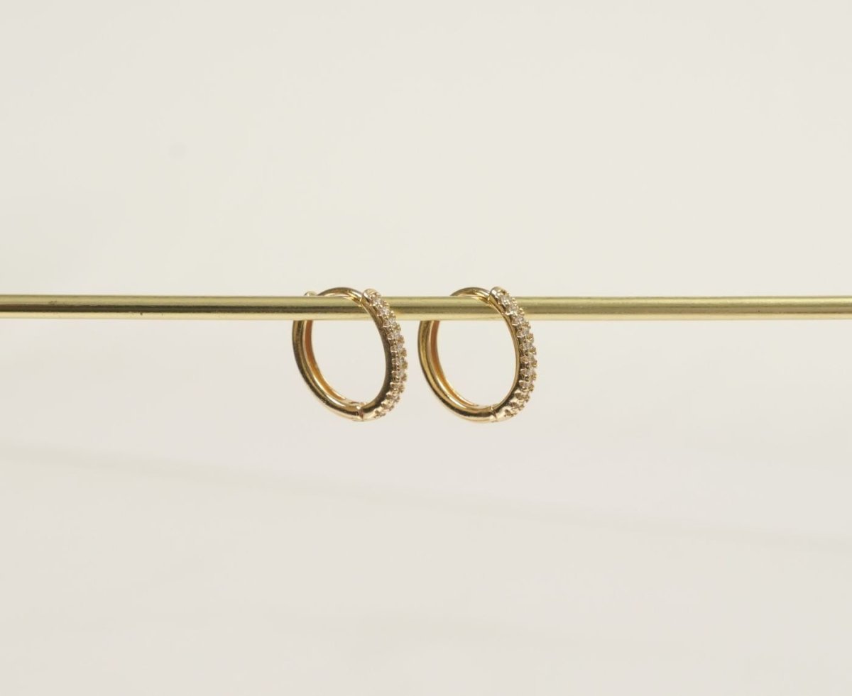 CANDONGA LISA MEDIANA CON REBORDE DE ZIRCONES-CANDONGAS-JOYERIA D'ORÉ-ORO LAMINADO 18K CALI