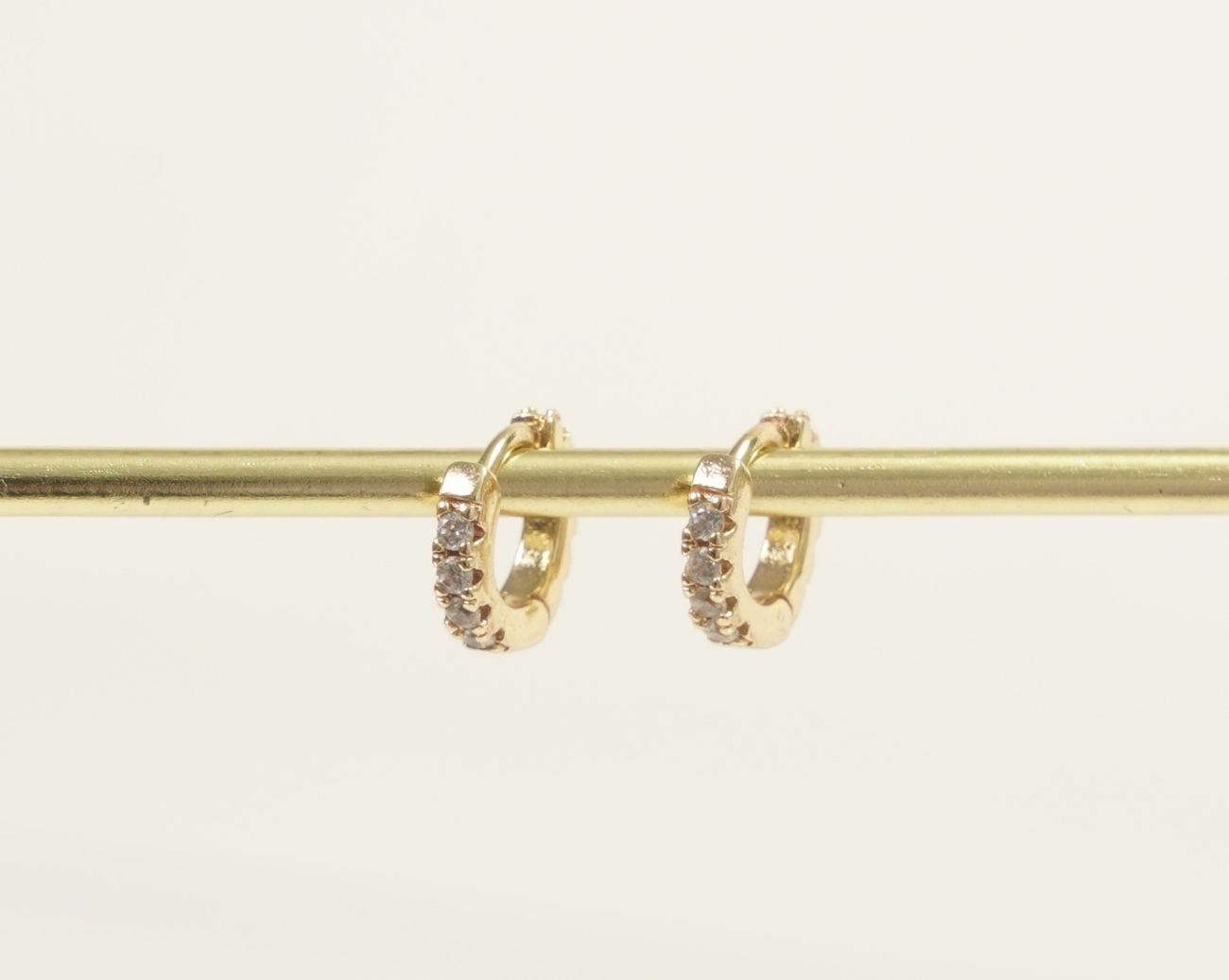 CANDONGA CON REBORDE EN ZIRCONES PEQUEÑA-CANDONGAS-JOYERIA D'ORÉ-ORO LAMINADO 18K CALI