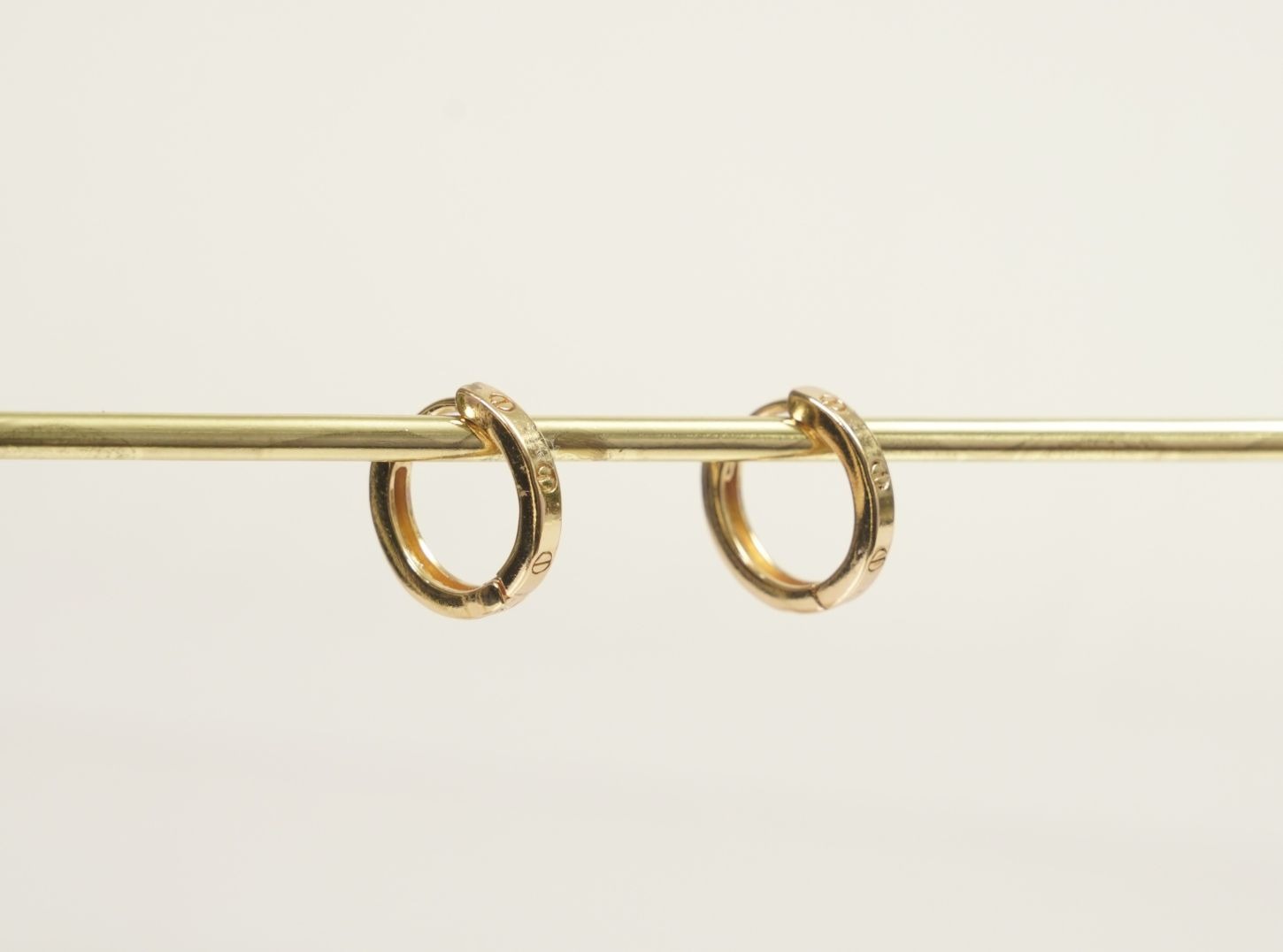 CANDONGA MEDIANA CON GRABADO DE GRANOS-CANDONGAS-JOYERIA D'ORÉ-ORO LAMINADO 18K CALI