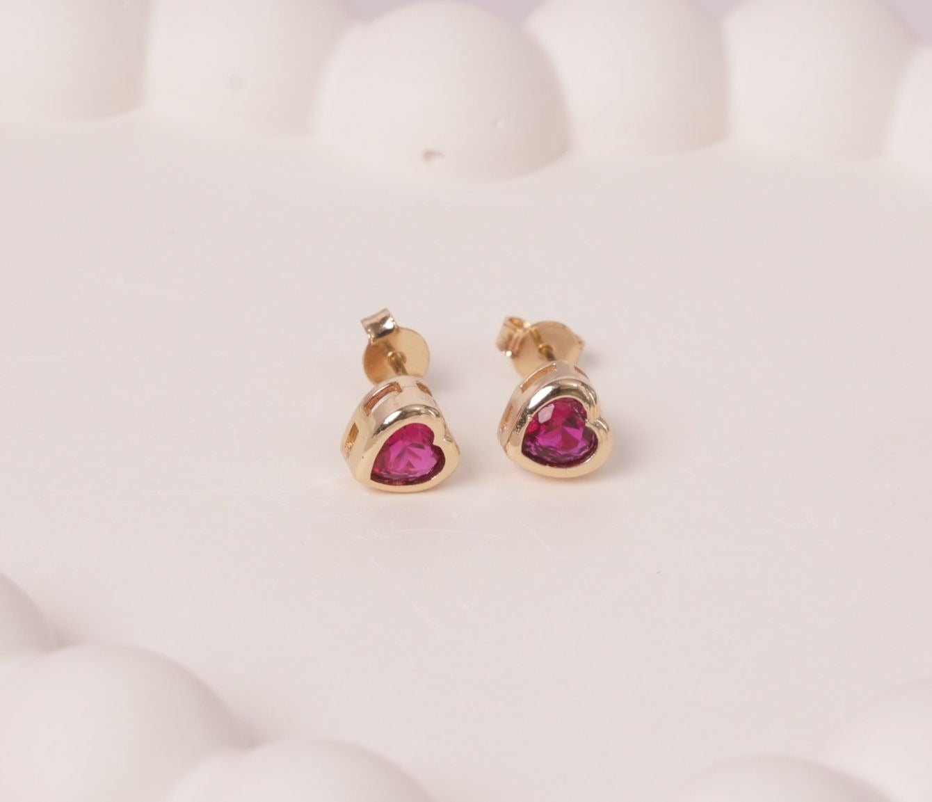 TOPO CORAZÓN CON ZIRCÓN ROJO