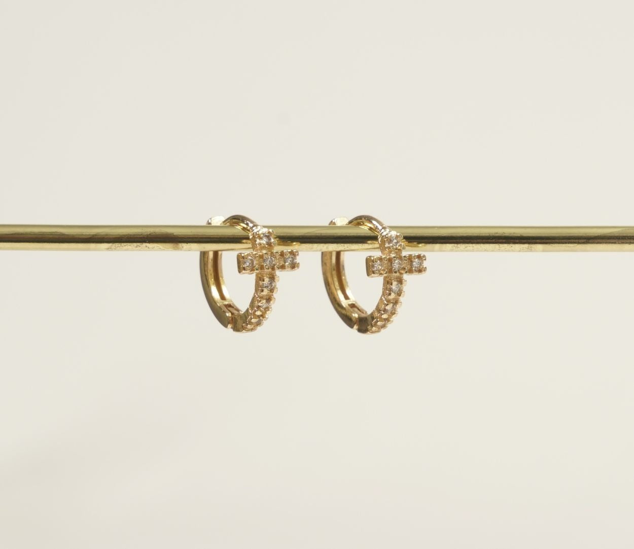 CANDONGA PEQUEÑA CON CRUZ EN ZIRCONES-CANDONGAS-JOYERIA D'ORÉ-ORO LAMINADO 18K CALI