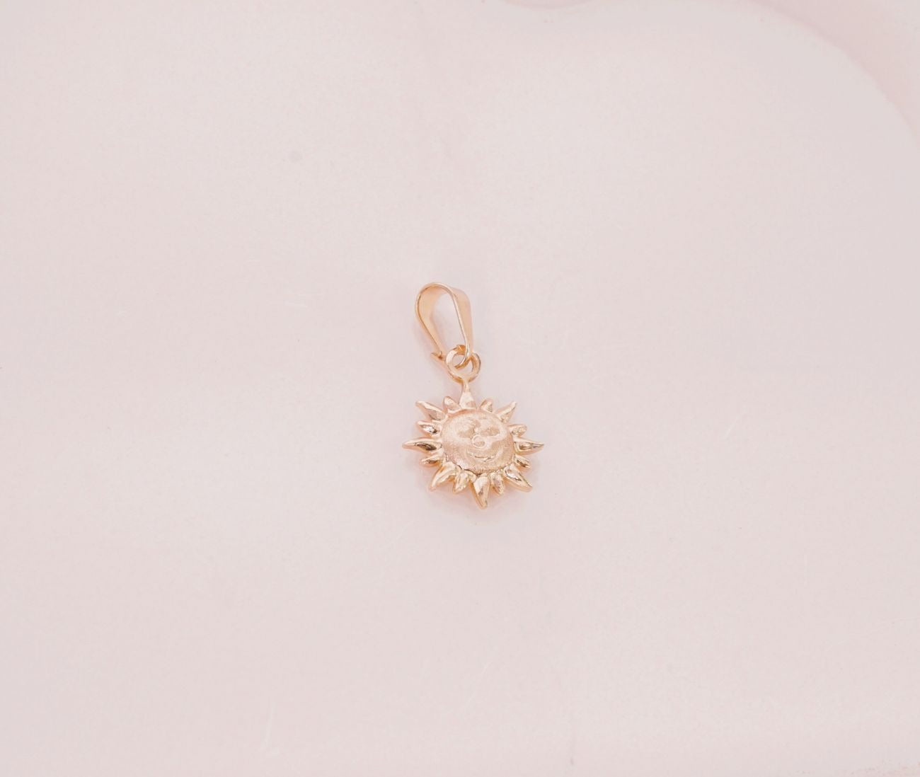 DIJE SOL 16 PUNTAS CON CARA-DIJES-JOYERIA D'ORÉ-ORO LAMINADO 18K CALI