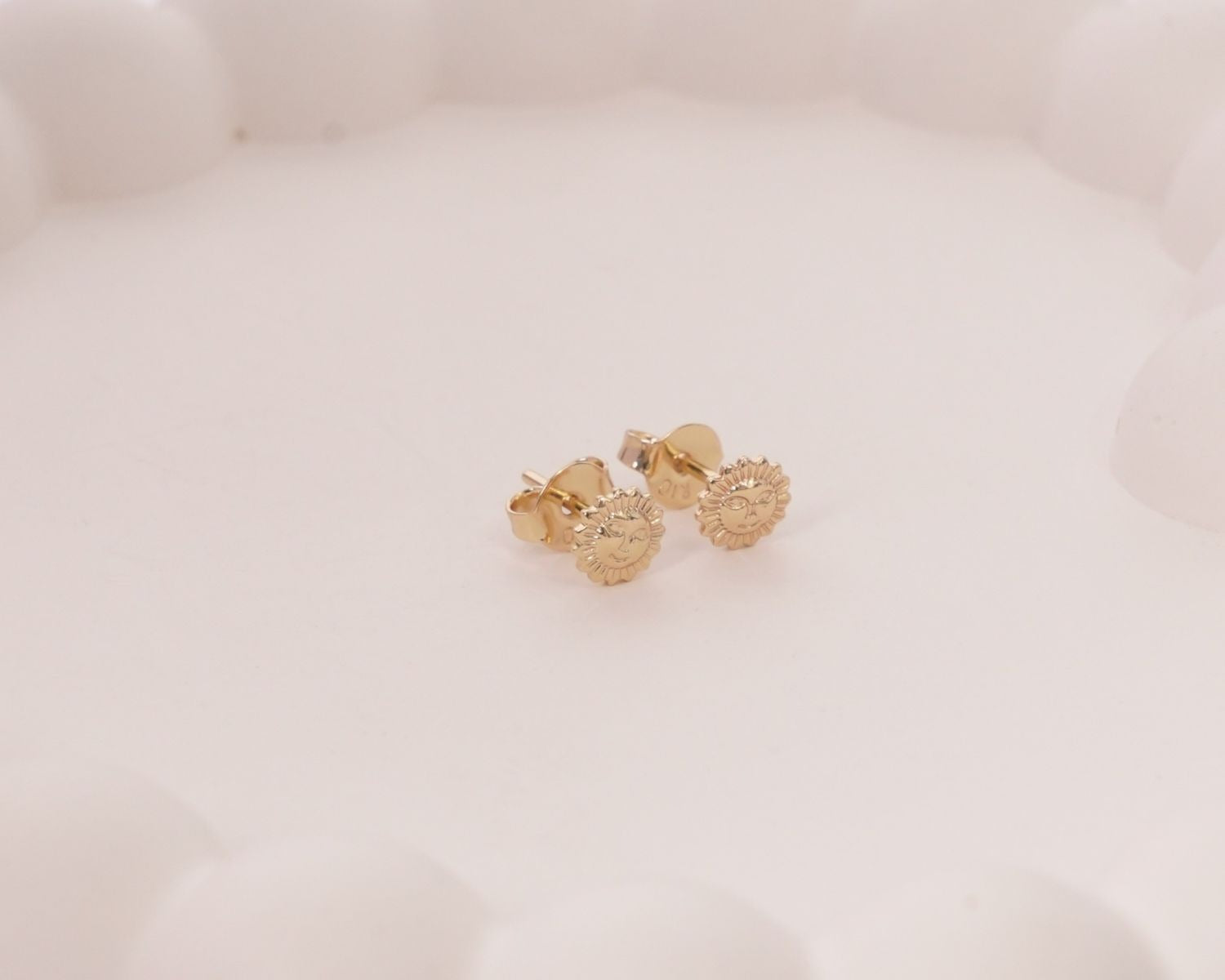 TOPO SOL PLANO CON GRABADO-TOPOS-JOYERIA D'ORÉ-ORO LAMINADO 18K CALI