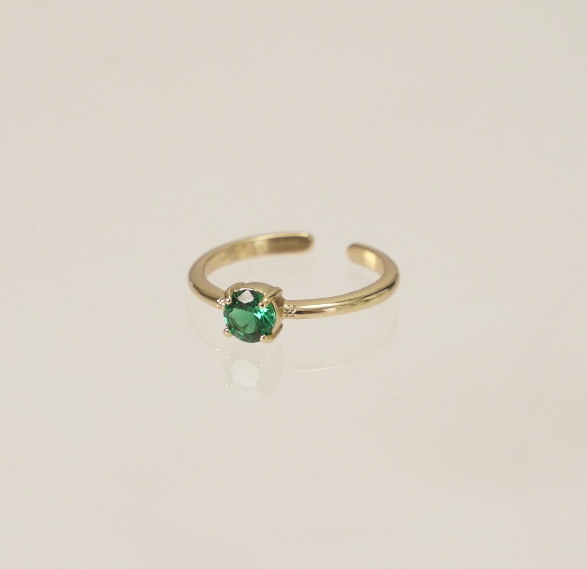 ANILLO CON GEMA VERDE ESMERALDA
