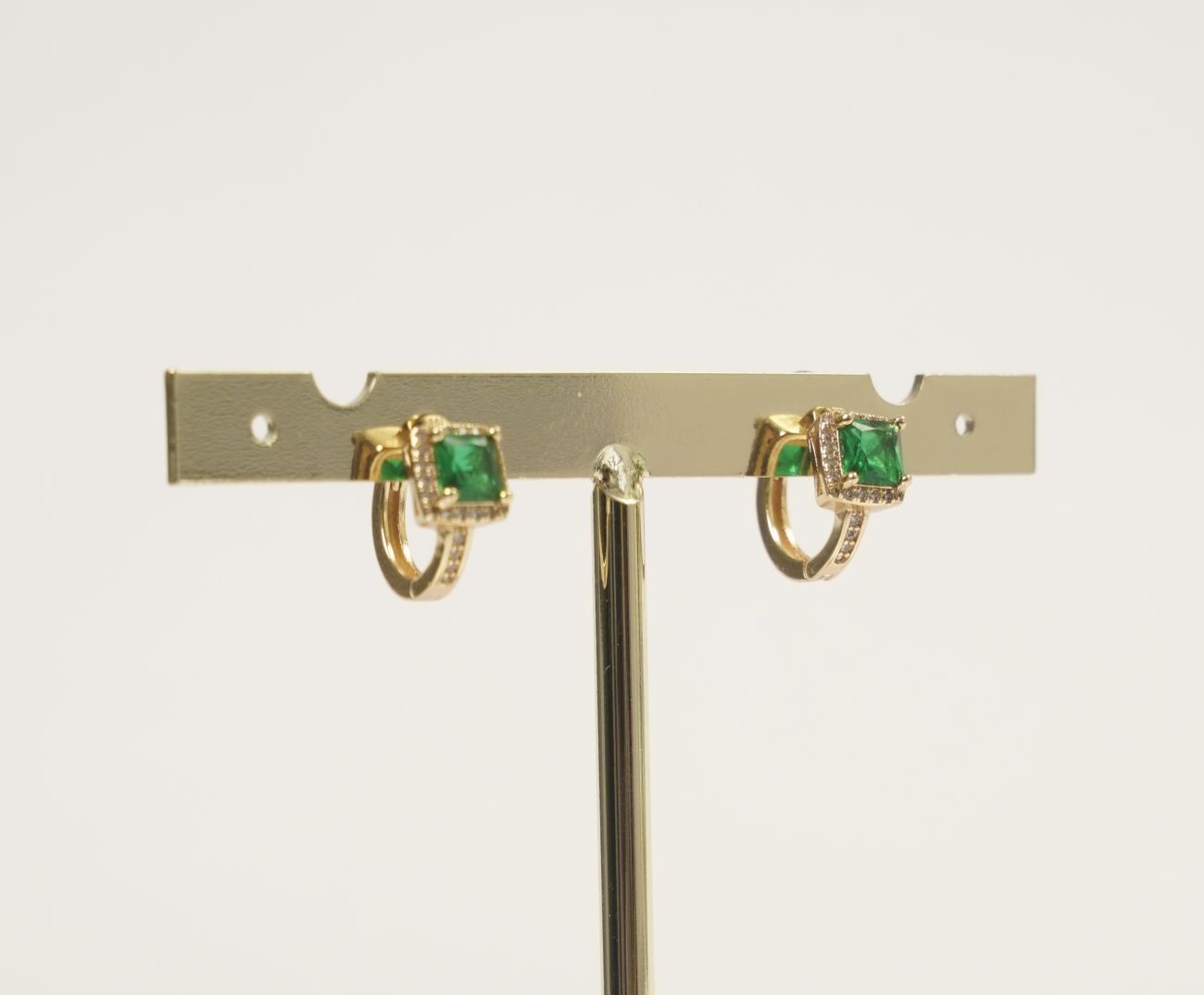 CANDONGA CON GEMA VERDE ESMERALDA Y REBORDE EN ZIRCONES-CANDONGAS-JOYERIA D'ORÉ-ORO LAMINADO 18K CALI