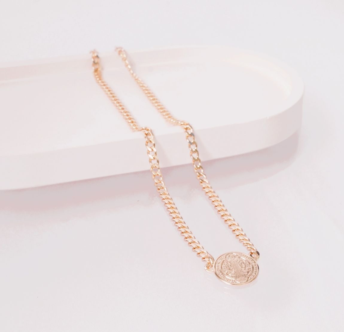 COLLAR CUBANO CON DIJE SAN BENITO 45CM-CADENAS-JOYERIA D'ORÉ-ORO LAMINADO 18K CALI