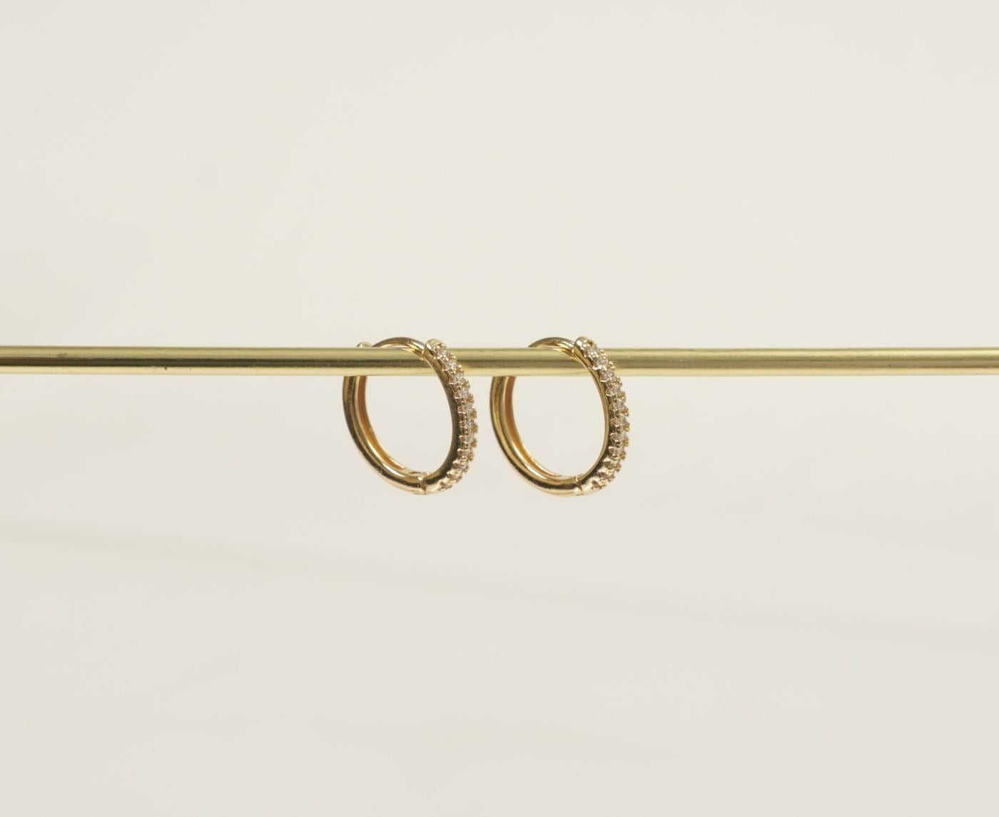 CANDONGA LISA MEDIANA CON REBORDE DE ZIRCONES-CANDONGAS-JOYERIA D'ORÉ-ORO LAMINADO 18K CALI