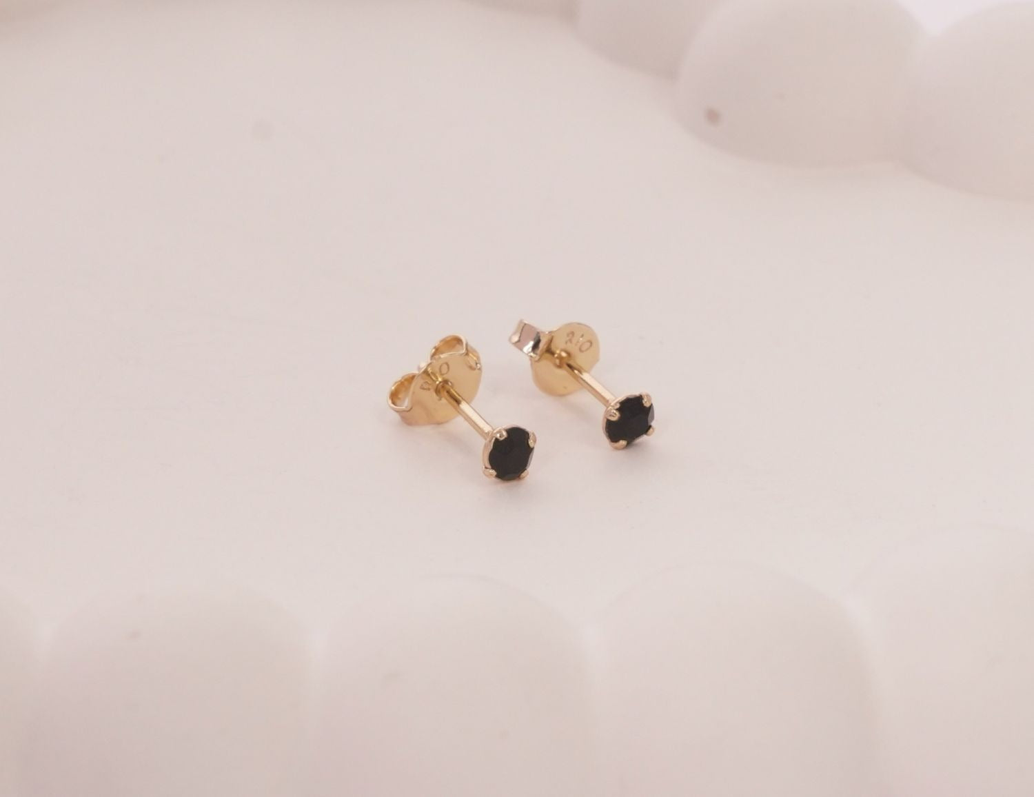 TOPO ZIRCON NEGRO 4 PUNTAS PEQUEÑO