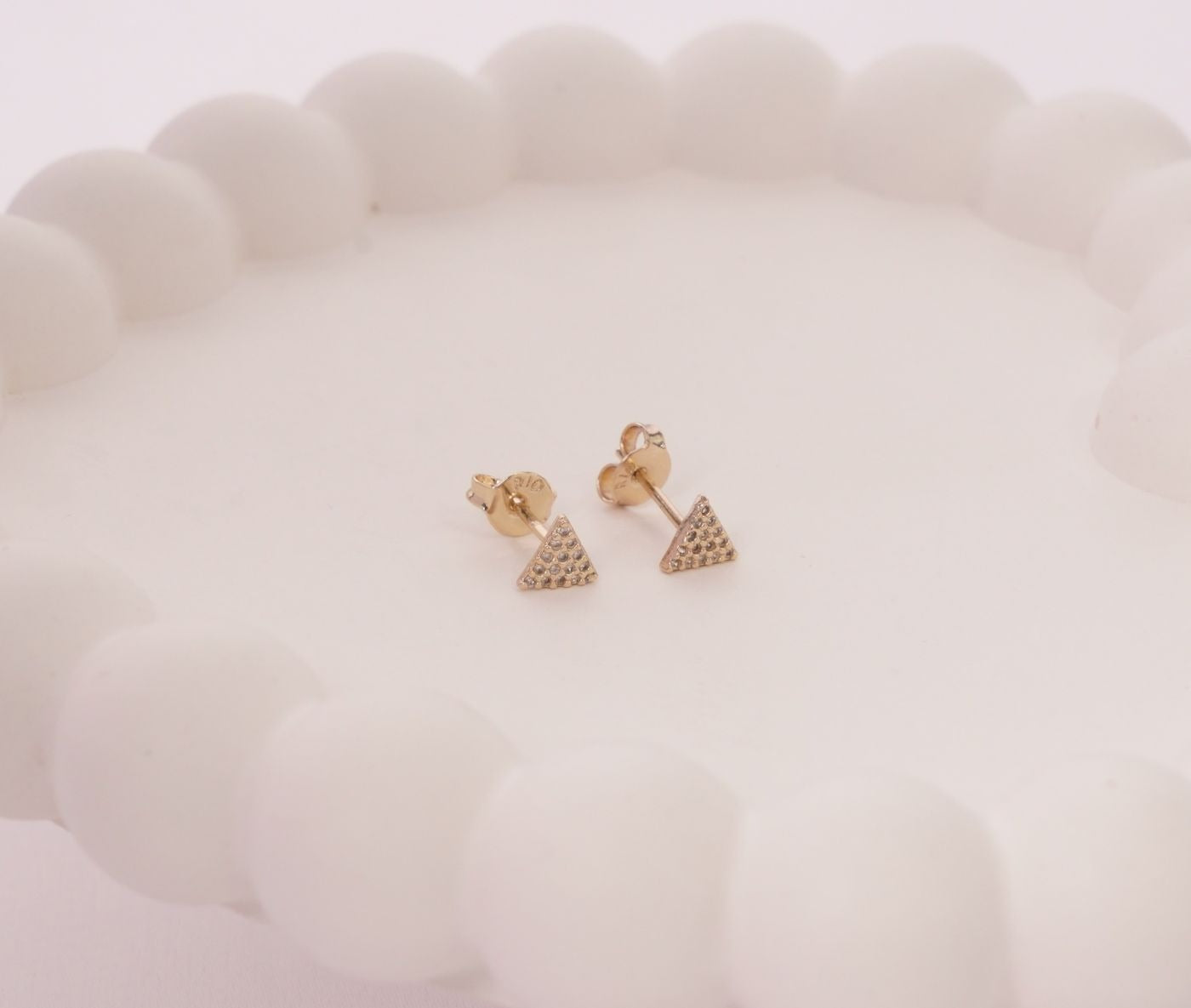 TOPO TRIANGULO CON 15 ZIRCONES BLANCOS-TOPOS-JOYERIA D'ORÉ-ORO LAMINADO 18K CALI