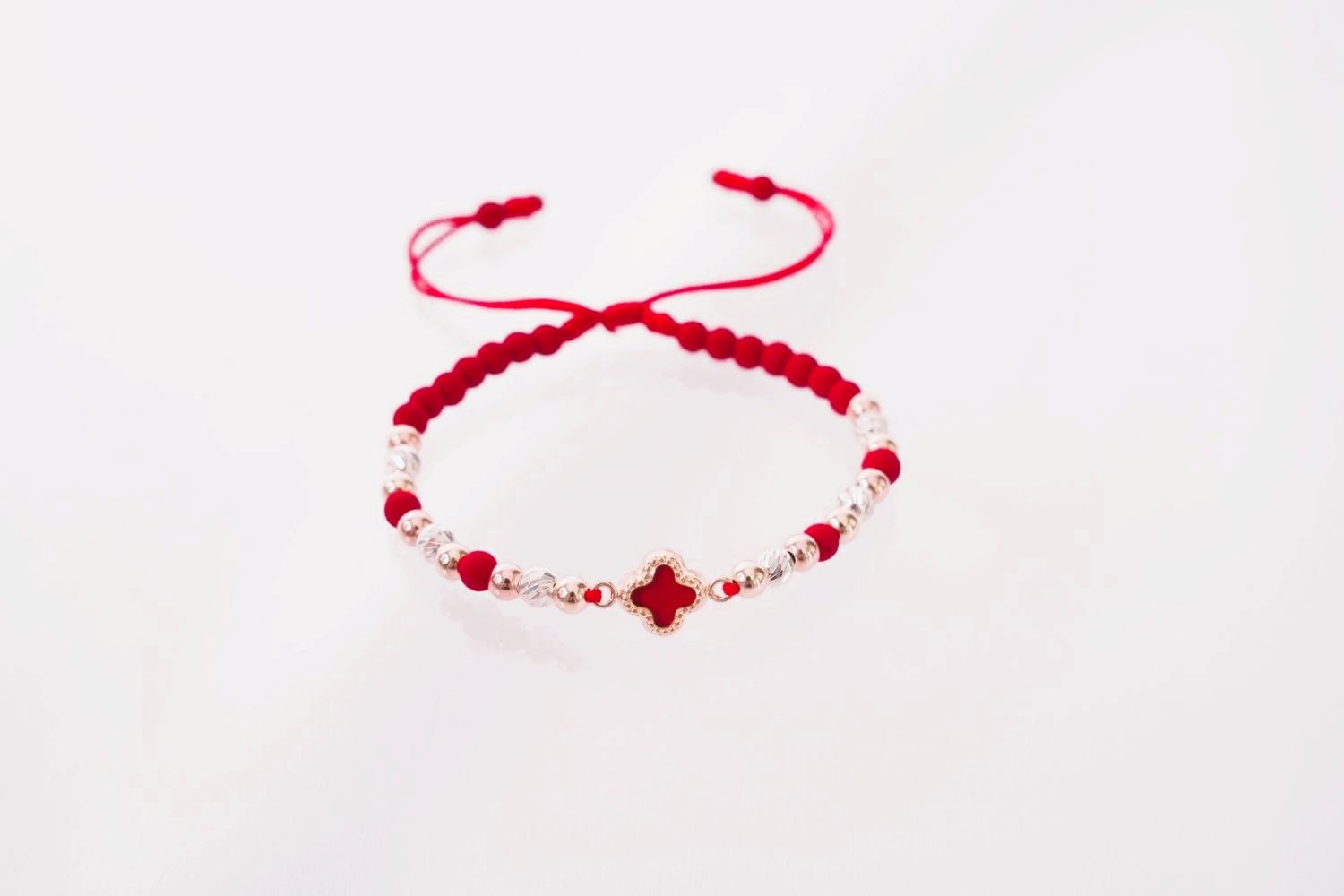 PULSERA HERRAJE DE TREBOL ROJA-PULSERAS TEJIDAS-JOYERIA D'ORÉ-ORO LAMINADO 18K CALI