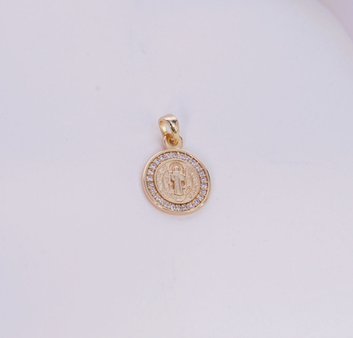 DIJE SAN BENITO CIRCULAR CON REBORDE EN ZIRCONES-DIJES-JOYERIA D'ORÉ-ORO LAMINADO 18K CALI