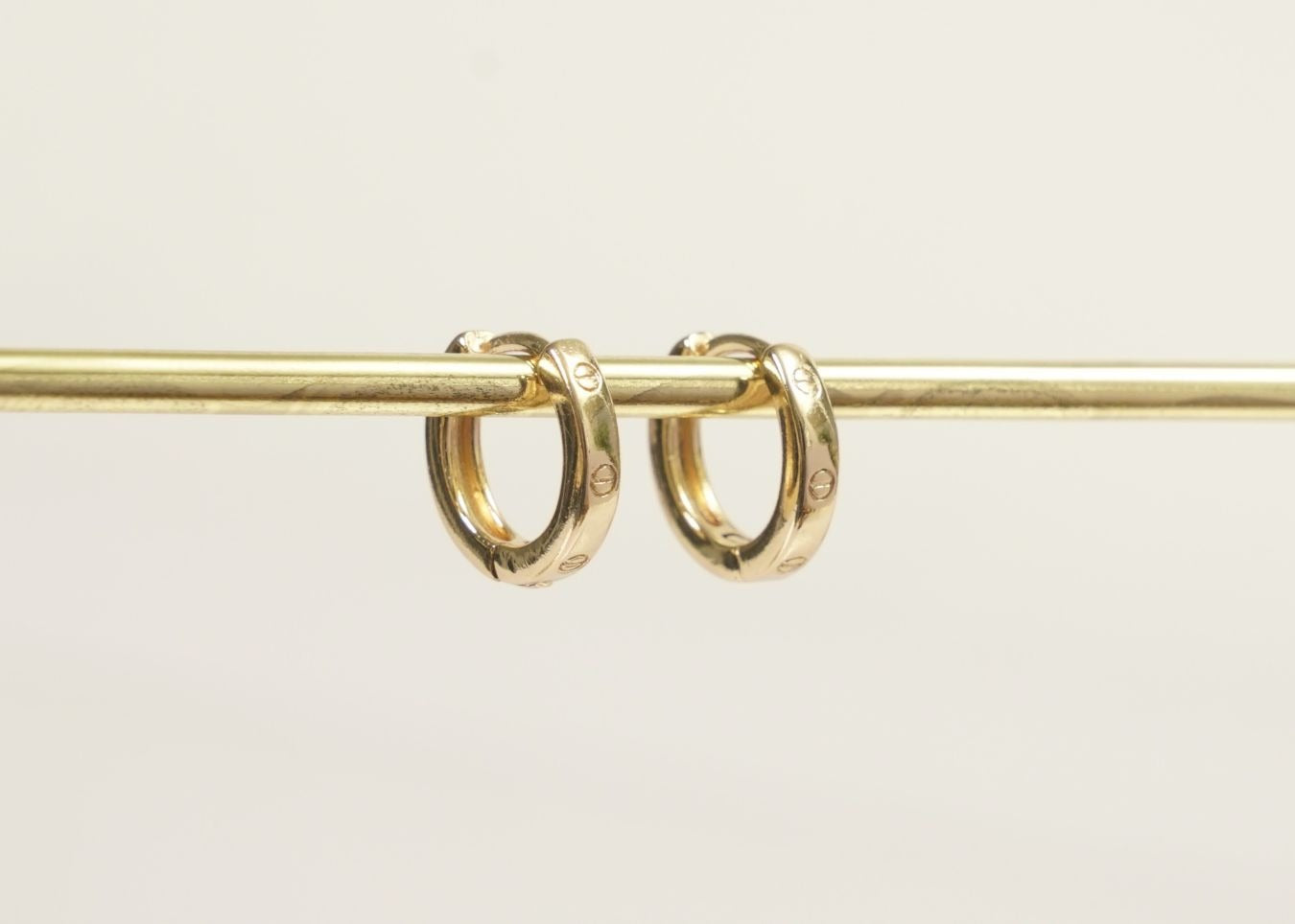 CANDONGA PEQUEÑA CON GRABADO DE GRANOS-CANDONGAS-JOYERIA D'ORÉ-ORO LAMINADO 18K CALI