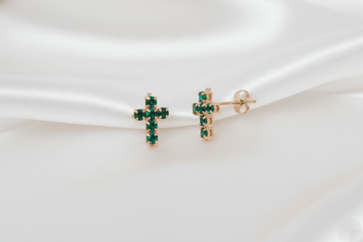 TOPO CRUZ CON 6 ZIRCONES VERDES-TOPOS-JOYERIA D'ORÉ-ORO LAMINADO 18K CALI